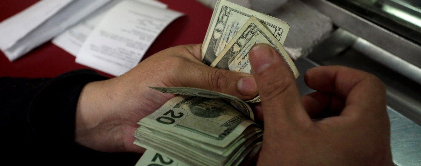 Не больше 440 долларов в одни руки. НБУ "заморозил" валютные ограничения