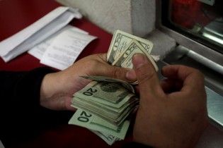 Доллар и евро упали в цене в курсах валют Нацбанка на 22 июня. Инфографика