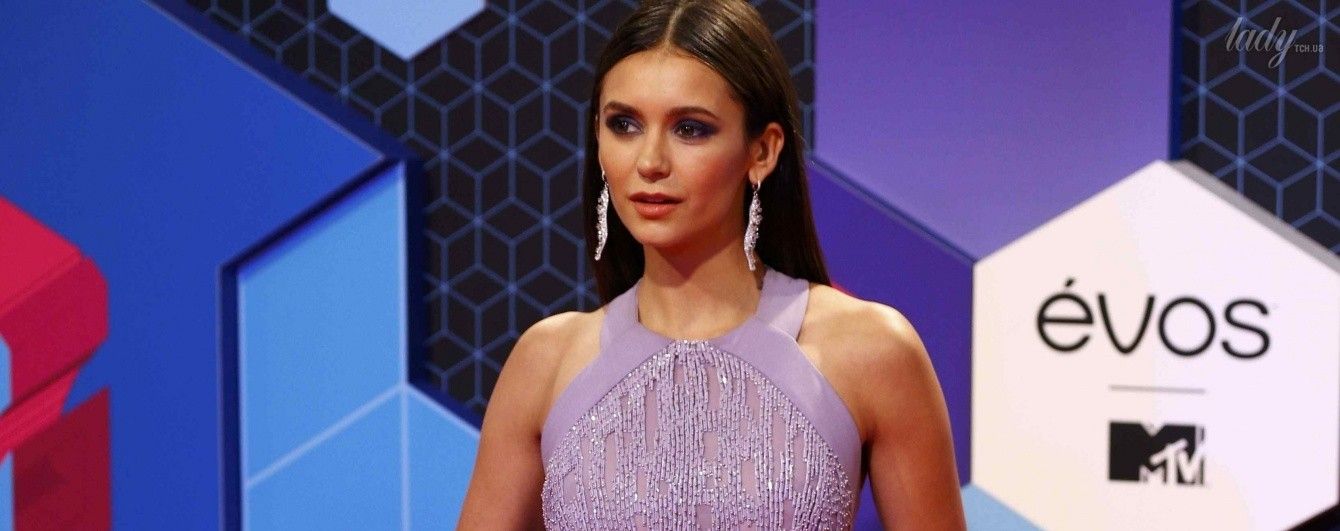 Нина Добрев пришла на церемонию MTV в красивом платье от Elie Saab