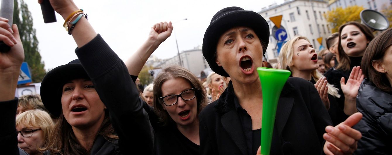 Після масових протестів влада Польщі відмовилася від ідеї заборони абортів