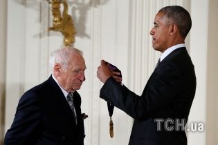 Американський актор задля розіграшу зробив вигляд, ніби хоче стягнути з Обами штани
