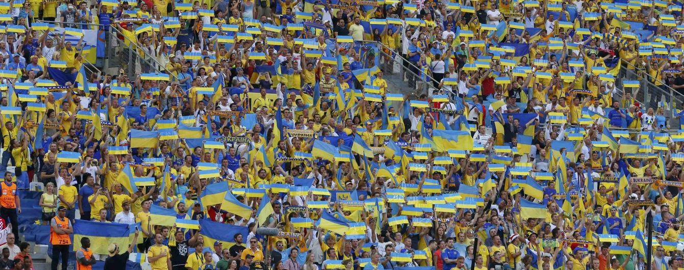 Викликали на розмову. Українські футболісти після провального матчу з Польщею підійшли до фанатів