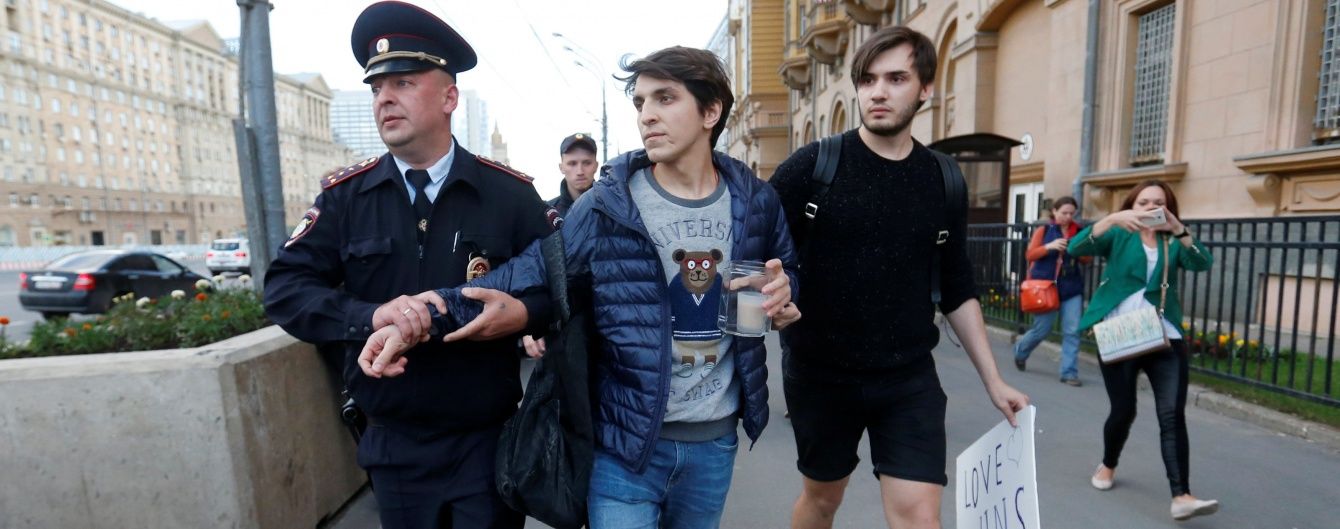 У Москві поліція затримала двох людей, які прийшли вшанувати жертв теракту в Орландо