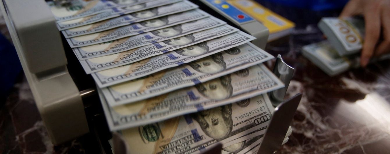 Доллар и евро снова подорожали в курсах Нацбанка на четверг. Инфографика