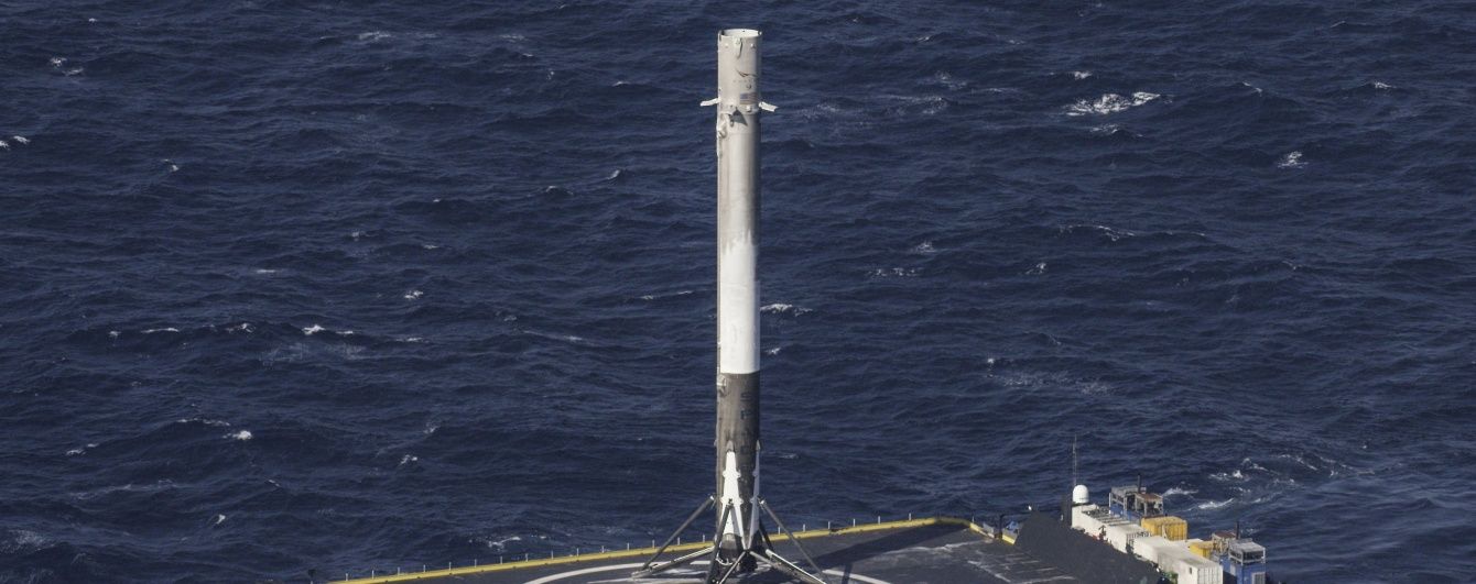 SpaceX показав посадку ракети на плавучу платформу в 360 градусів