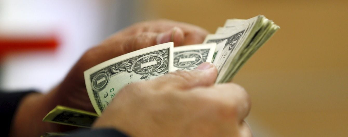 Долар і євро продовжують активно дешевшати в курсах Нацбанку. Інфографіка