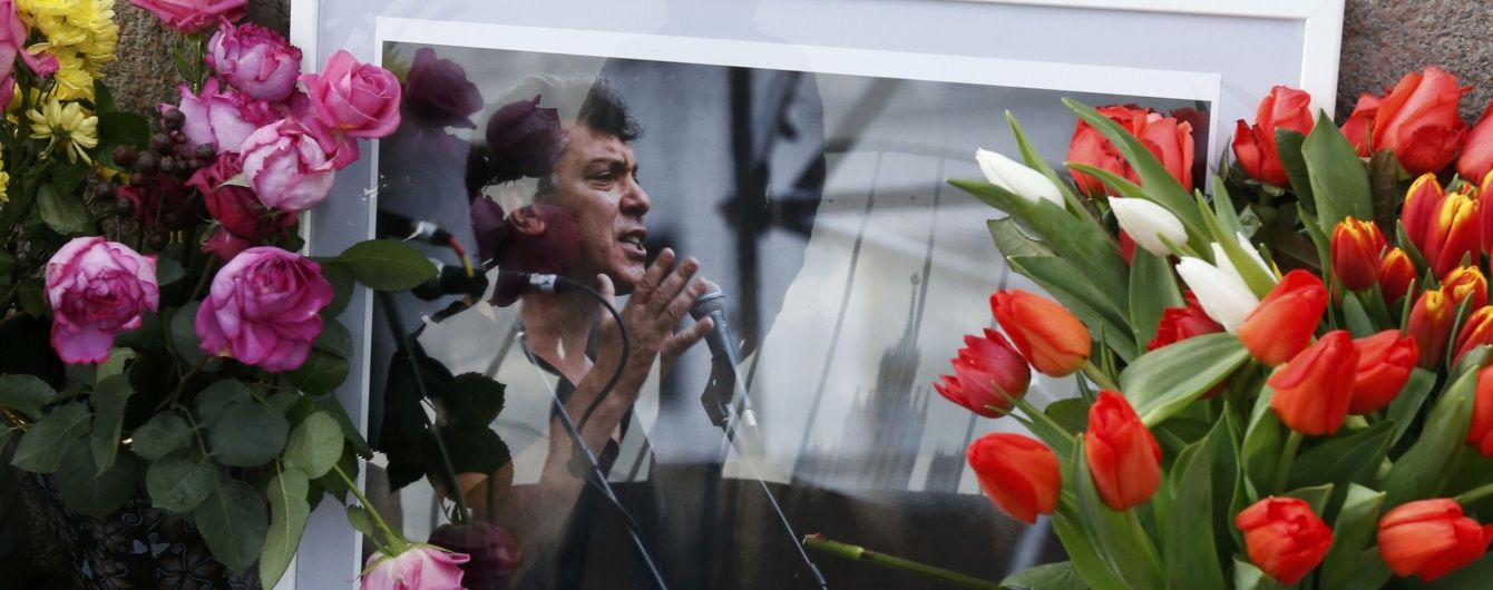 Навпроти Кремля відновили меморіал Нємцову після його знесення владою Москви