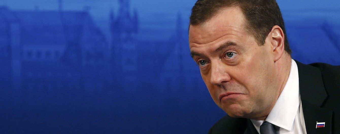 "Денег нет, но держитесь". Песков отказался комментировать скандальное заявление Медведева