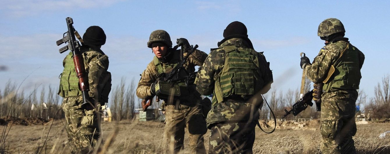 Під обстрілами бойовиків отримали поранення троє українських військових
