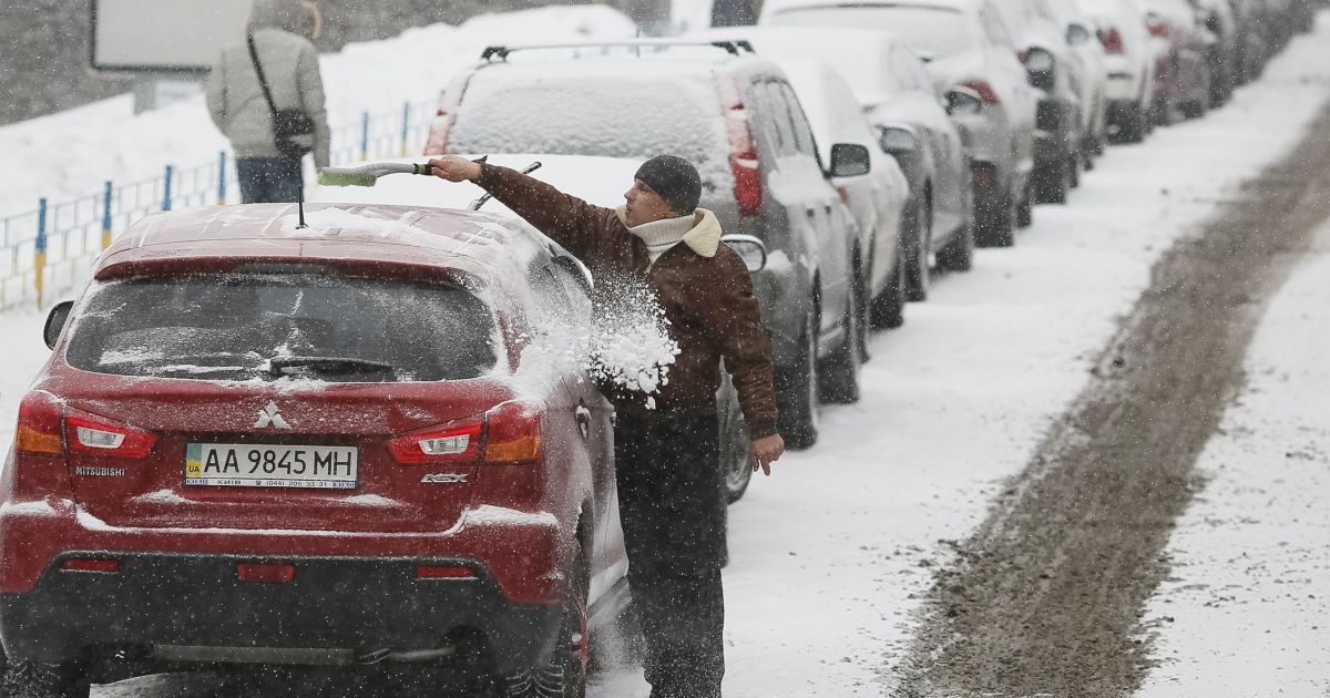 В Киеве патрульные из-за снега "зачистили" Киев от неправильно припаркованных авто
