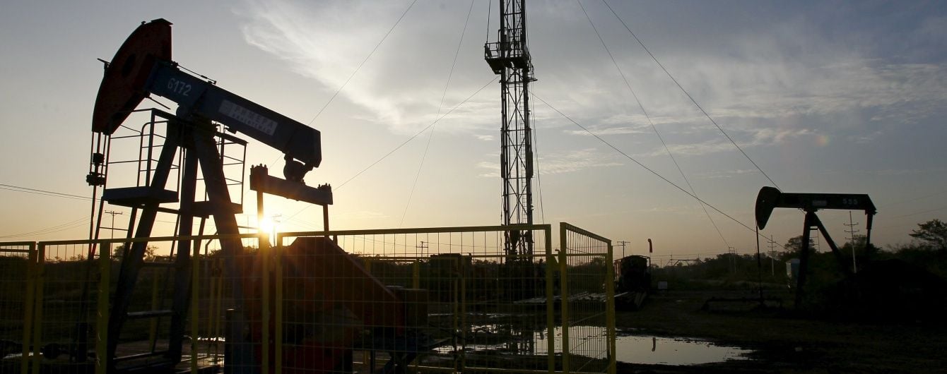 Нафта дешевшає: у Росії впав рубль, а у Венесуелі подовжили надзвичайний стан в економіці
