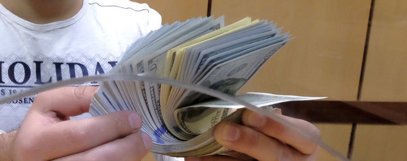 Долар "змусив" упасти гривню до нового антирекорду-2016 у курсах НБУ. Інфографіка