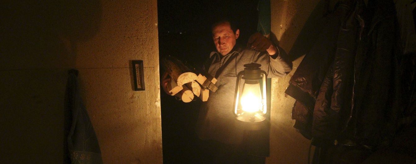 На Донеччині через потужну негоду без світа лишились тисячі людей