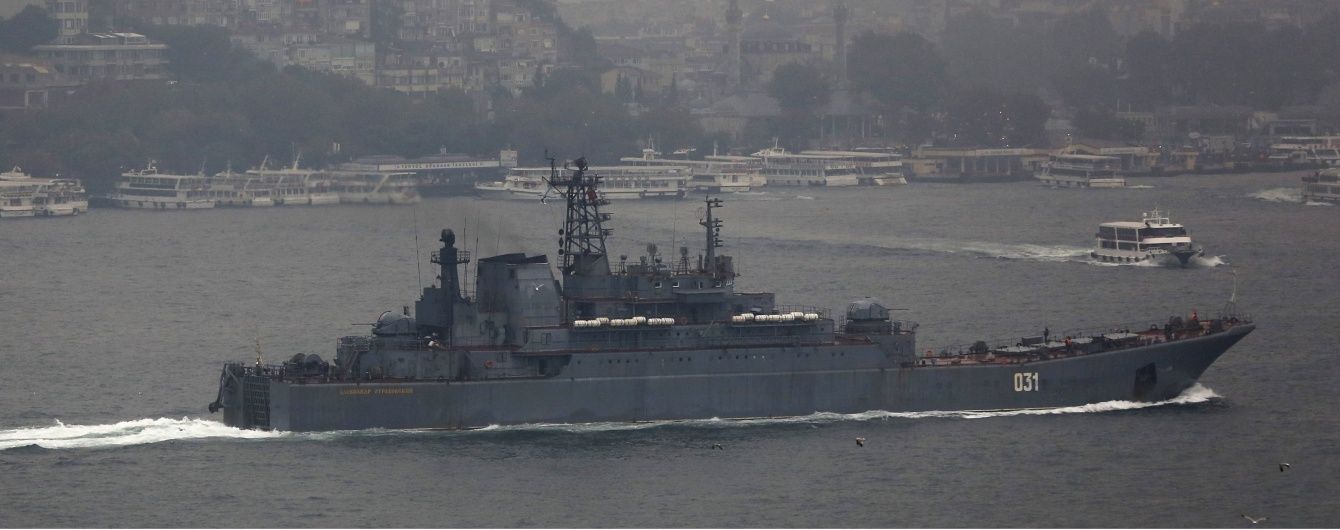Російський військовий корабель протаранив український буксир в Азовському морі
