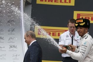 Самые яркие фото дня: невероятное падение на мотогонках в Японии, Путин и брызги шампанского