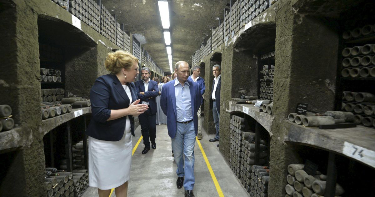 Прокуратура Крыма расследует открытие уникальной 240-летней бутылки вина для Путина и Берлускони