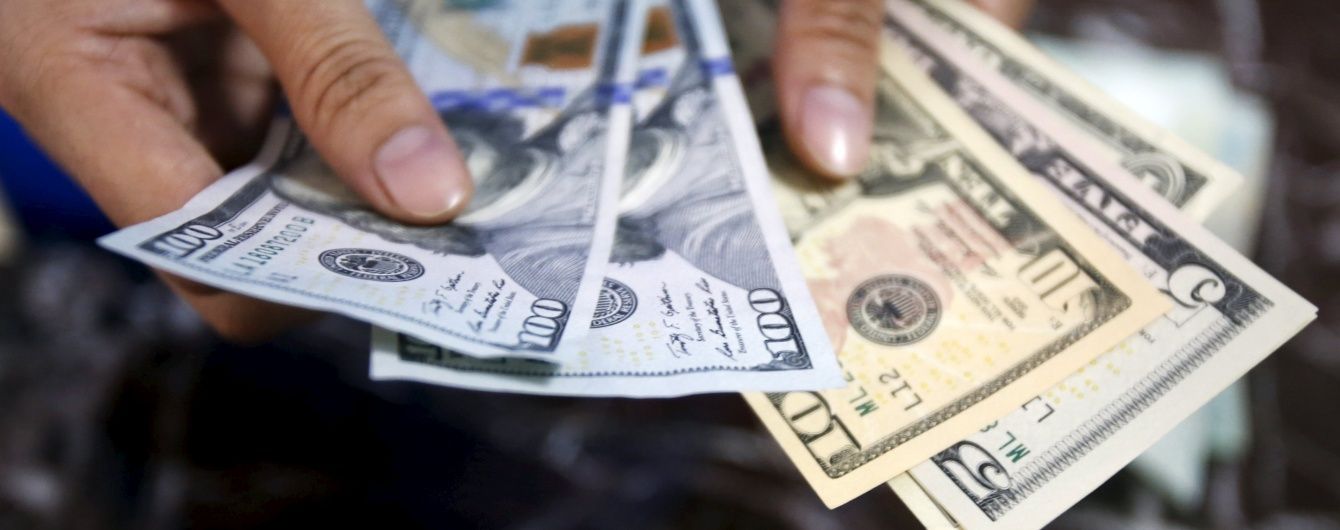У вільному продажу долар і євро можна купити на дві гривні дорожче за офіційний курс