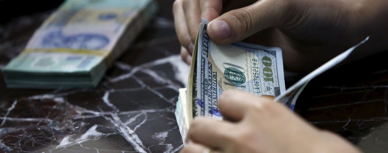 На межбанке начал дешеветь доллар. Евро держится 30 гривен