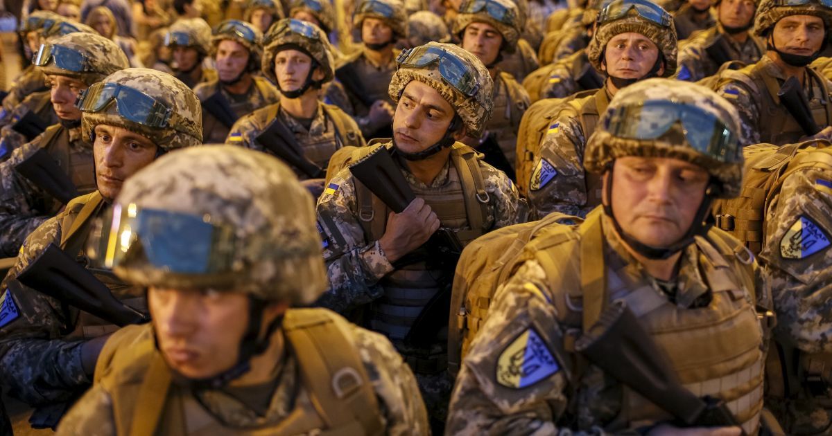 Призыв в армию будет сохранен - Порошенко