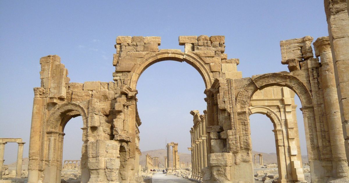 ИГ взорвало древнюю триумфальную арку в Пальмире