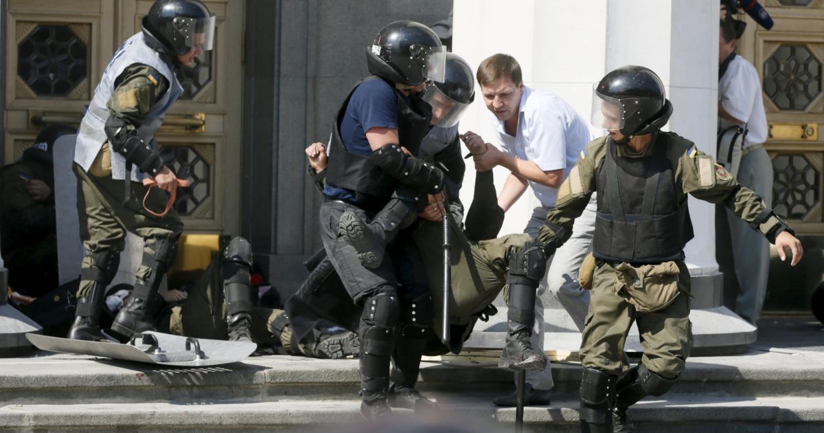Столкновения под Радой прекратились, но митингующие не расходятся
