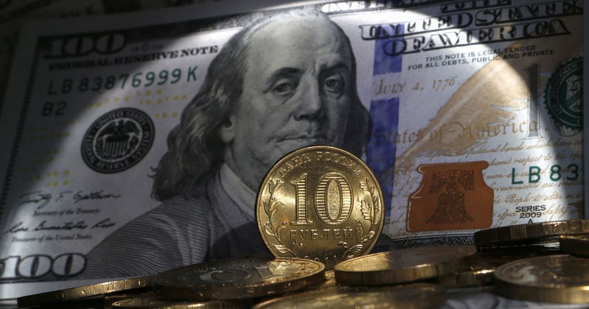 Нефть снова потянула за собой российский рубль на дно