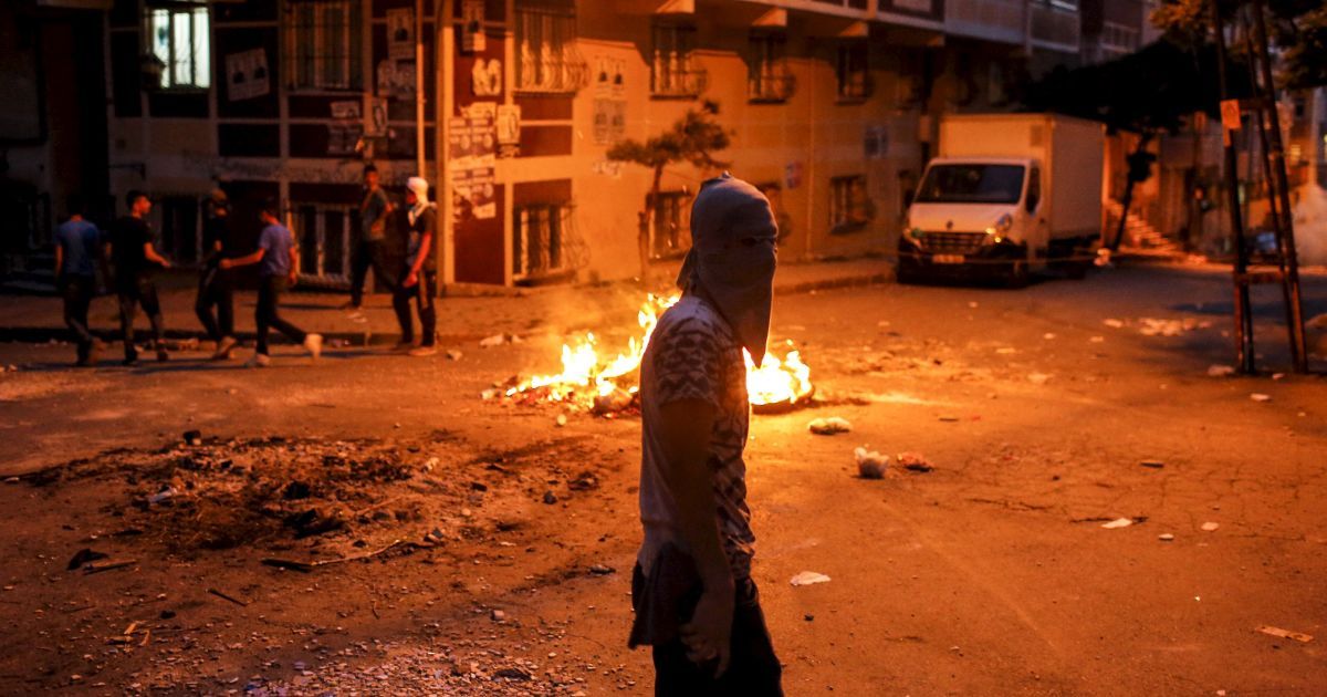 Кровавый день в Турции: боевики взорвали две тонны взрывчатки возле полицейского участка