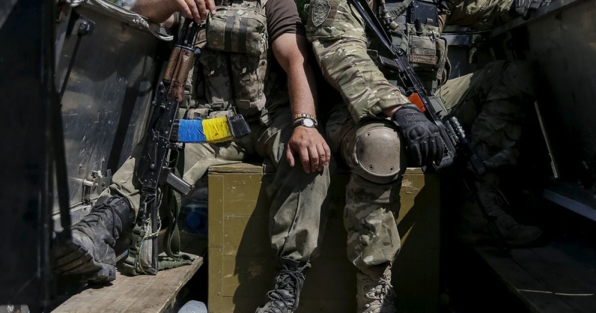 На Луганщине 9 военных подорвались на фугасе: есть раненые