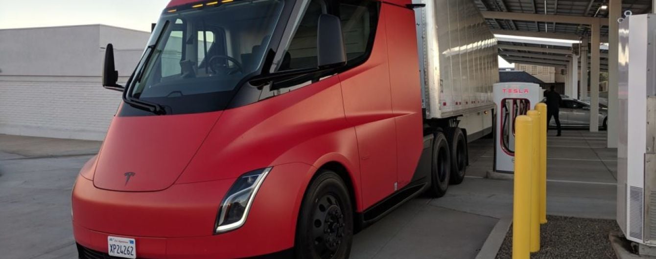 Вантажівку Tesla Semi у червоному помітили на тестах у США
