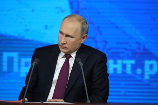 Путін наскаржився Макрону на "недемократичну" та "антиросійську" Україну
