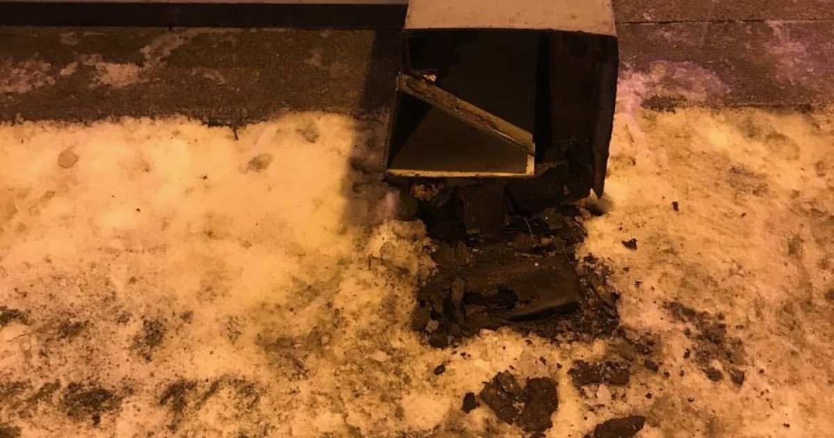 "Металл устал": на Невском проспекте Петербурга прохожих пришибло билбордом