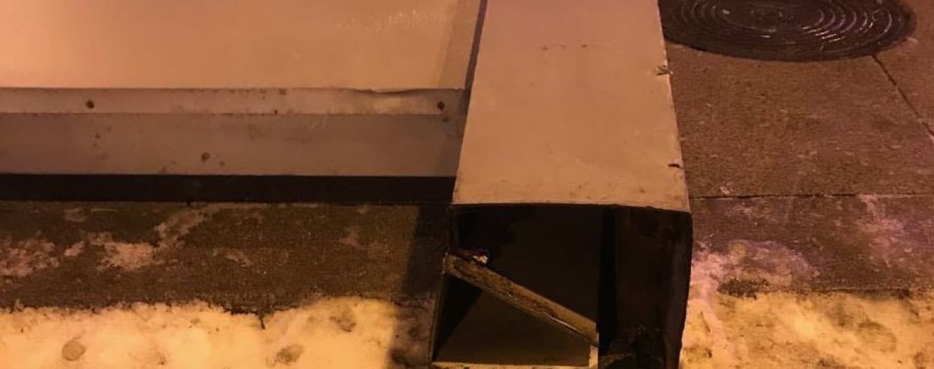 "Металл устал": на Невском проспекте Петербурга прохожих пришибло билбордом