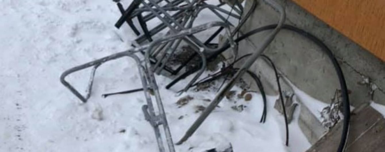 На Драгобраті двоє лижників впали з підйомника з частиною конструкції