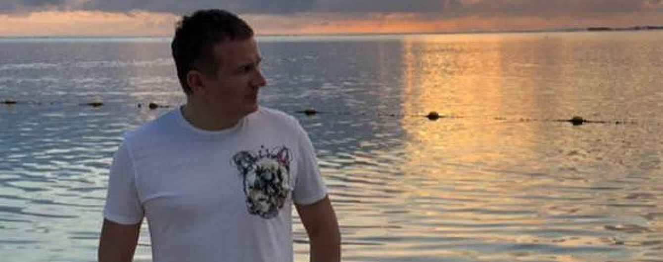 Звезды на отдыхе: Юрий Горбунов в шортах с ананасами позировал на пляже