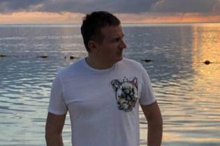 Звезды на отдыхе: Юрий Горбунов в шортах с ананасами позировал на пляже