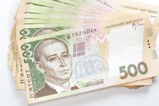 Глава Нацбанка "оставил автограф" на новой купюре номиналом в 500 гривен