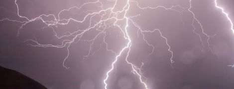 На Рівненщині блискавка спалила хату патрульному поліцейському