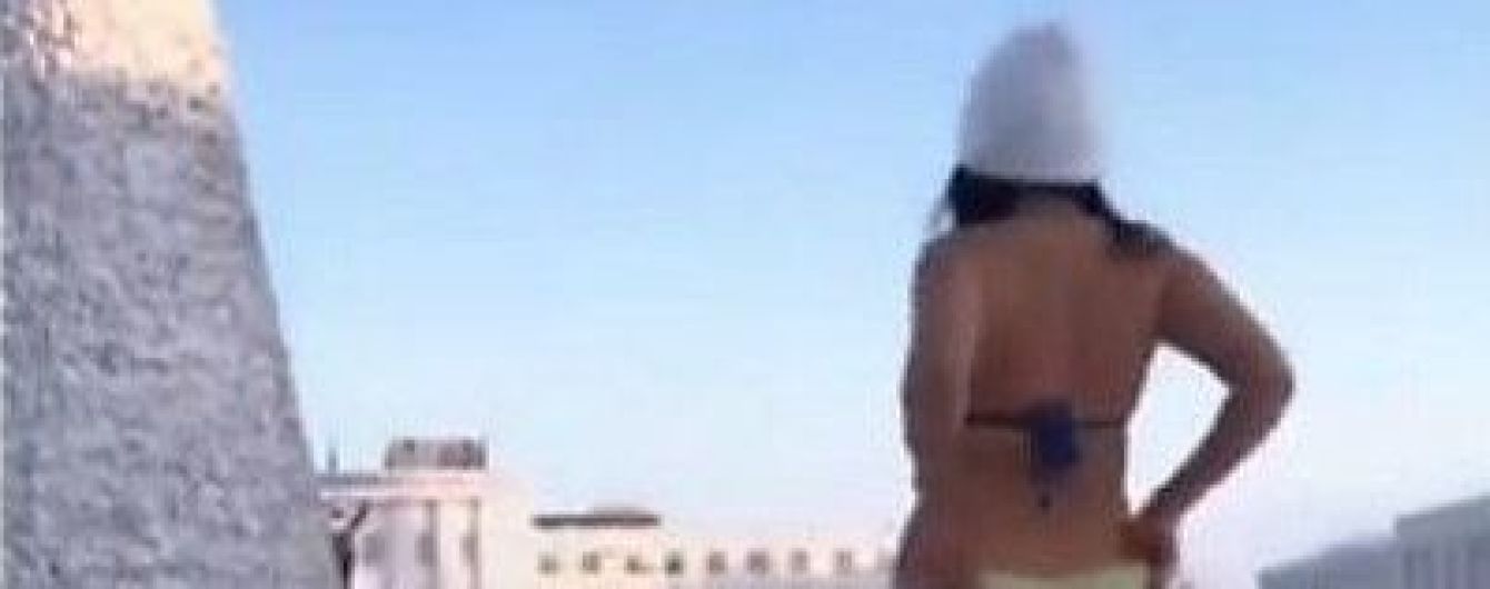 В Сети появилось видео, где якутка танцем голышом в прямой трансляции поздравляет с Новым годом