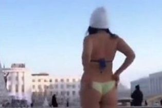 В Сети появилось видео, где якутка танцем голышом в прямой трансляции поздравляет с Новым годом