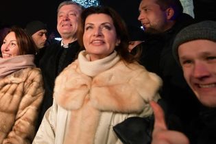 В пальто с мехом и с нежным макияжем: Марина Порошенко на Софийской площади