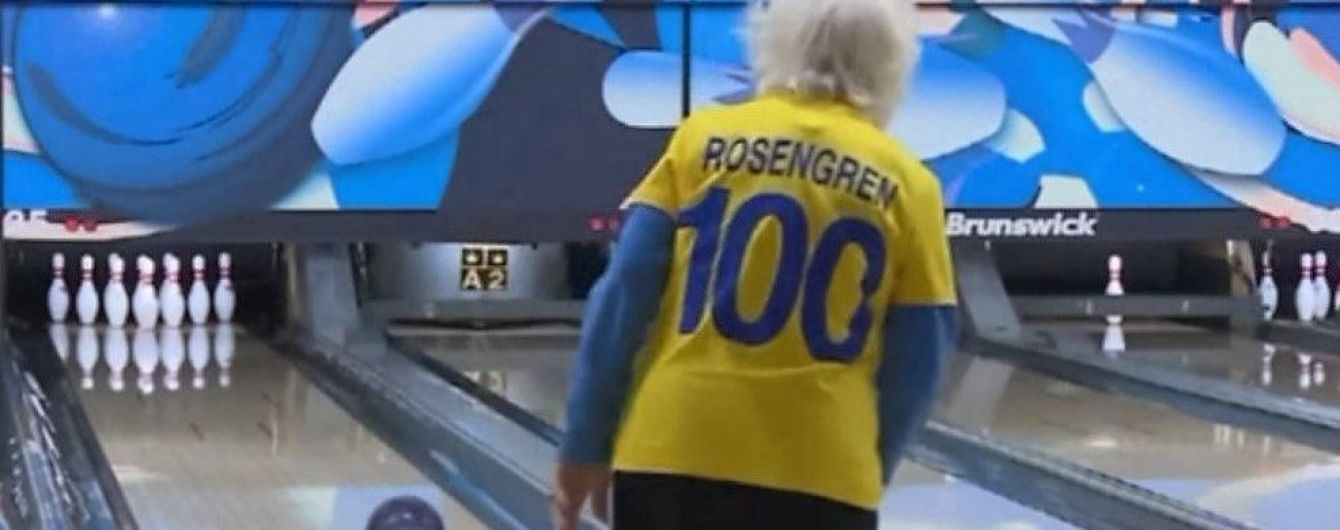 100-летняя американка на свой день рождения сыграла в боулинг