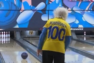 100-летняя американка на свой день рождения сыграла в боулинг