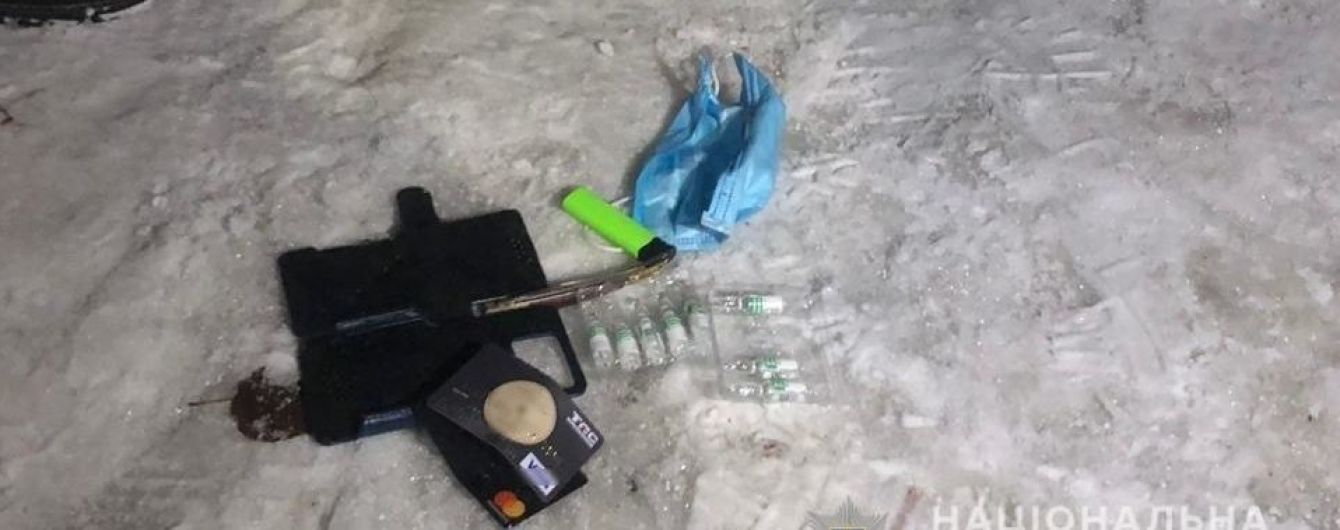В Борисполе мужчина в маске ограбил девушку, угрожая шприцем со "смертельной вакциной"