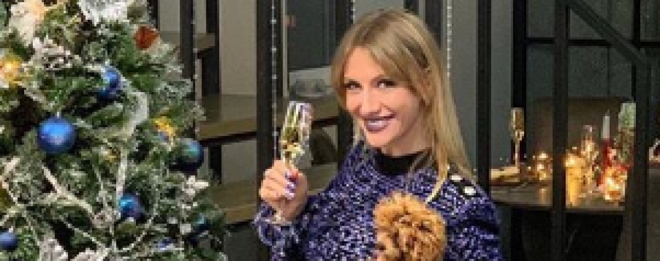 Леся Нікітюк підкреслила стрункі ноги твідовою міні-сукнею