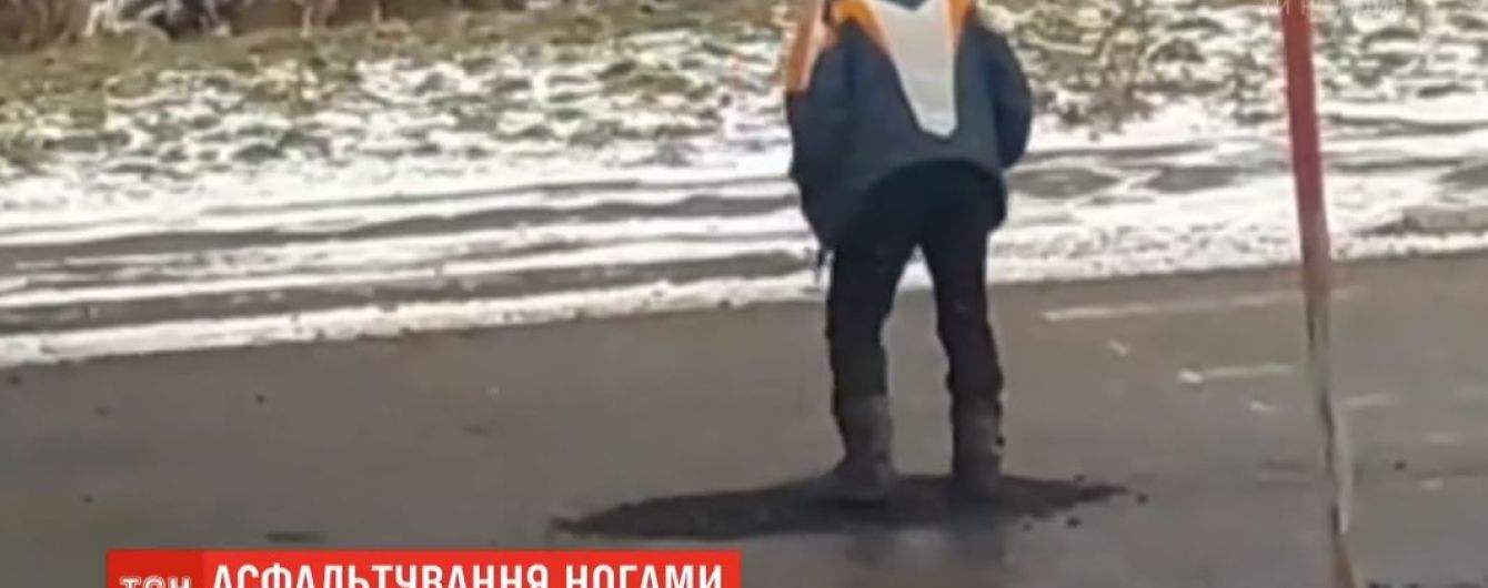 Новітні технології асфальтування: У Чернівцях відзняли як дорожню латку трамбують чоботами