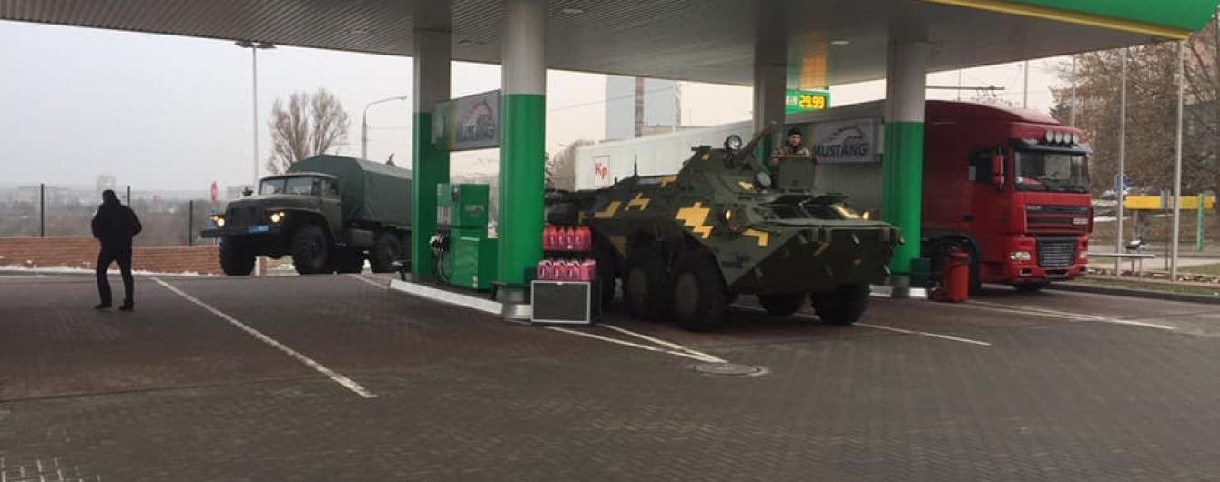 У Запоріжжі нацгвардійці приїхали на АЗС на бойовій техніці