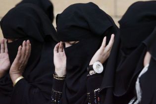 Женщинам Саудовской Аравии правительство разрешило путешествовать без сопровождения мужчин