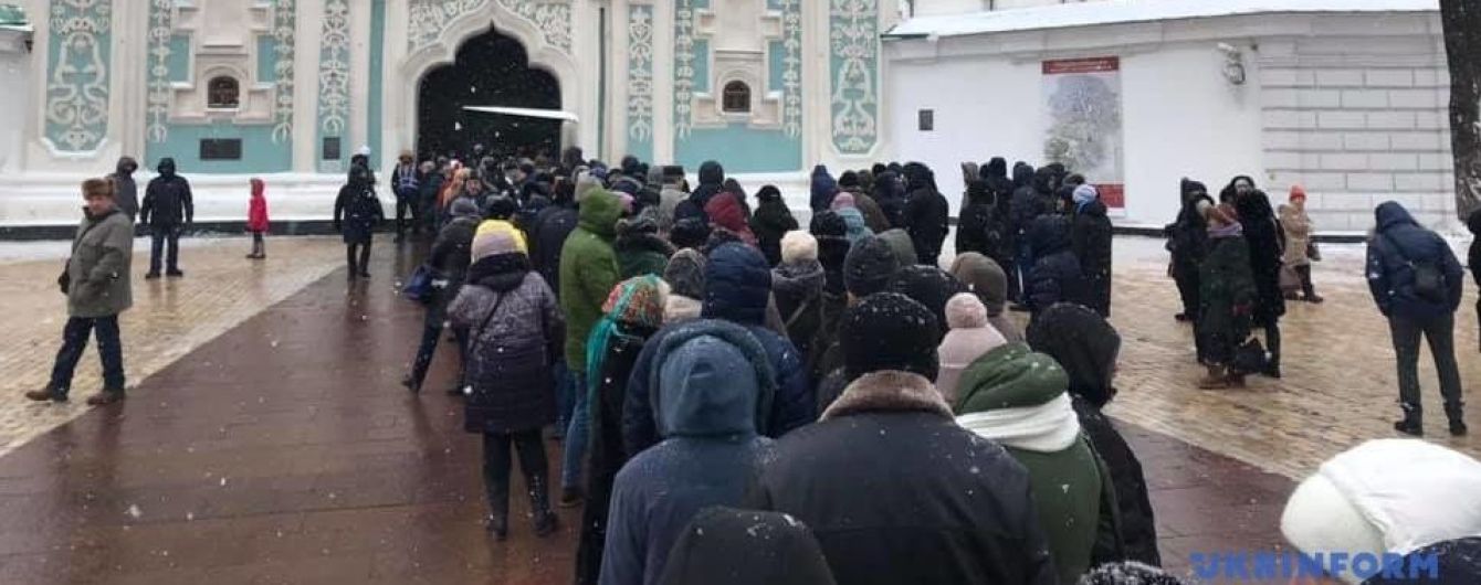 СМИ показали многотысячную очередь к Софии Киевской – все хотят посмотреть на Томос
