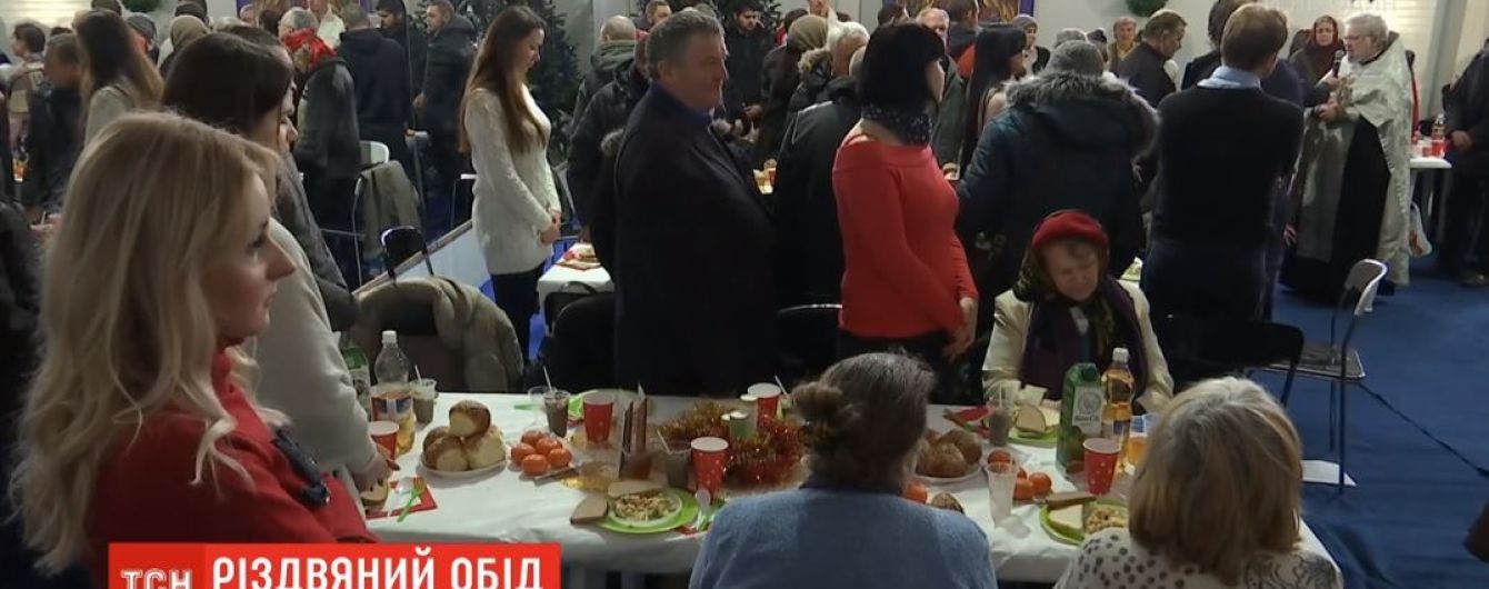 Массовые праздничные обеды для бедных провели сразу в трех городах Украины