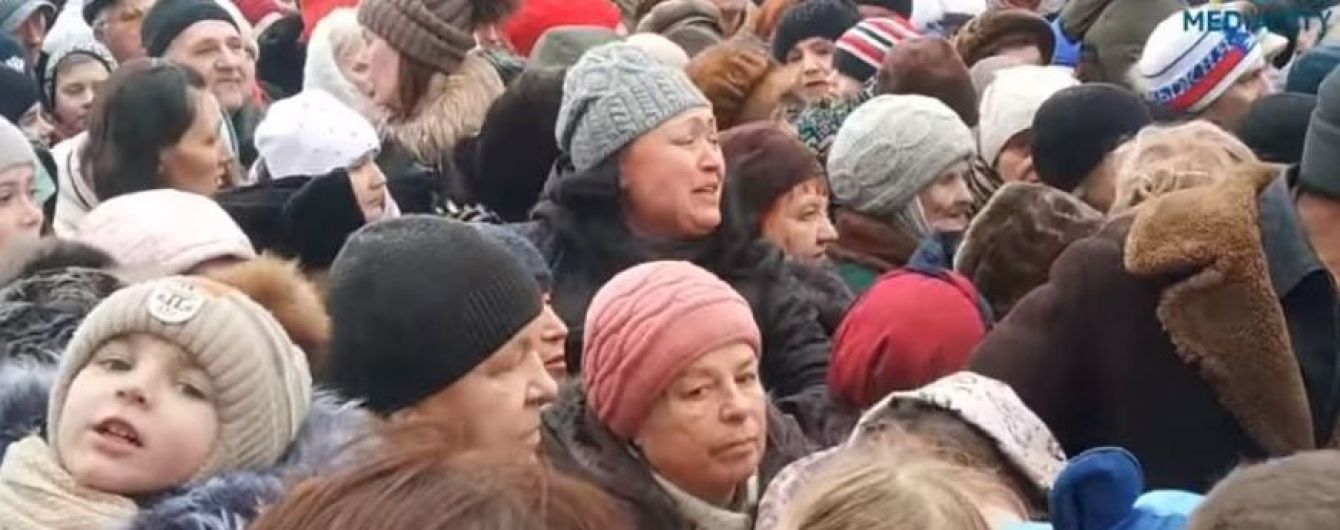 Вопли и детские слезы. В России устроили давку за дармовыми конфетами